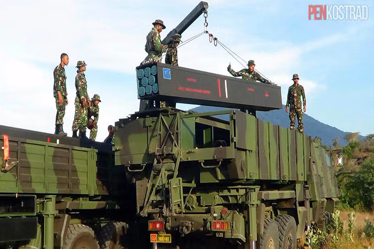 Nếu so sánh với các mẫu MLRS khác trong khu vực như BM-21 Grad của Việt Nam hay M142 HIMARS của Singapore, Astros II không thực sự quá nổi bật thế nhưng nó là có một lợi thế mà các mẫu MLRS khác trong khu vực không có đó là khả năng triển khai nhiều dòng đạn rocket khác nhau cho từng loại nhiệm vụ nhất định. Nguồn ảnh: Kostrad.