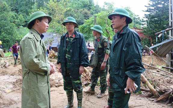 Tại địa bàn tỉnh Phú Thọ, ngay trong đêm qua, nhiều khu dân cư bị nước dâng làm cô lập. Mưa lũ đã làm chết hai người là cụ Trần Thị Bắc, 81 tuổi và cháu Hoáng Tuấn Kiệt, 11 tuổi, trú tại xã Long Cốc, huyện Tân Sơn; ông Nguyễn Văn Tư, sinh năm 1964, xã Tề Lễ, Tam Nông mất tích; ông Đào Văn Luyện, xã Long Cốc sinh năm 1968 bị thương. Ảnh: Đồng chí Đỗ Đức Duy (bên trái), Chủ tịch UBND tỉnh Yên Bái cùng thủ trưởng Cục Chính trị Quân khu 2 trực tiếp có mặt tại hiện trường bị lũ quét, phối hợp chỉ đạo các lực lượng tham công tác tìm kiếm cứu nạn.