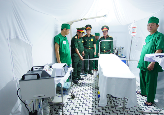 Đến nay, các địa phương trên địa bàn Quân khu đều đã quy hoạch, xây dựng được khu vực hậu cần-kỹ thuật (HC-KT) với kinh phí hơn 391 tỷ đồng từ nguồn ngân sách địa phương. Ảnh: Phòng phẫu thuật (tỉnh Tây Ninh).