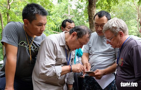 Ông Nguyễn Châu Á, giám đốc Công ty Oxalis (bìa trái) và chuyên gia Howard Limbert (bìa phải) trao đổi cùng lực lượng hải quân Thái Lan ngày 5/7. Ảnh: Tuổi Trẻ.