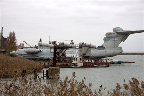 Chiếc Ekranoplan lớp Lun bị bỏ rơi tại bến đỗ trong một khoảng thời gian rất dài