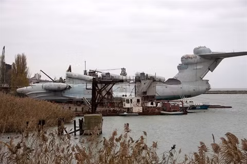 Chiếc Ekranoplan lớp Lun bị bỏ rơi tại bến đỗ trong một khoảng thời gian rất dài