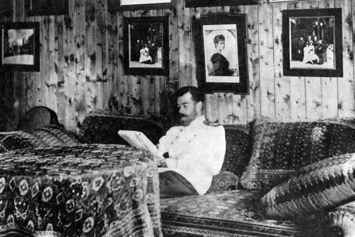 Hoàng đế cuối cùng của Đế chế Nga đọc sách tại ngôi nhà ông nghỉ lúc đi săn.