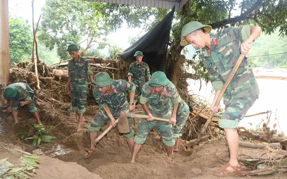 Tập trung giúp dân dọn dẹp nhà cửa sau lũ.
