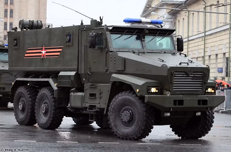 Typhoon-U “Ural-63095” là một trong những biến thể xe bọc thép kháng mìn hiện đại nhất của Quân đội Nga hiện nay, bản thân nó cũng có tới vài biến thể khác nhau và được hai công ty sản xuất gồm Kamaz và Ural. Nguồn ảnh: Vitaly Kuzmin.