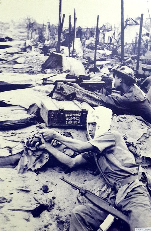 Sau ngày 3 tháng diễn ra chiến dịch, do lúc này bắt đầu mùa mưa, việc vận chuyển vật chất bảo đảm cho chiến dịch gặp nhiều khó khăn, sức chiến đấu của bộ đội giảm sút, nên Bộ Tư lệnh quyết định kết thúc chiến dịch tiến công. Nguồn ảnh: Đoàn Công Tính.