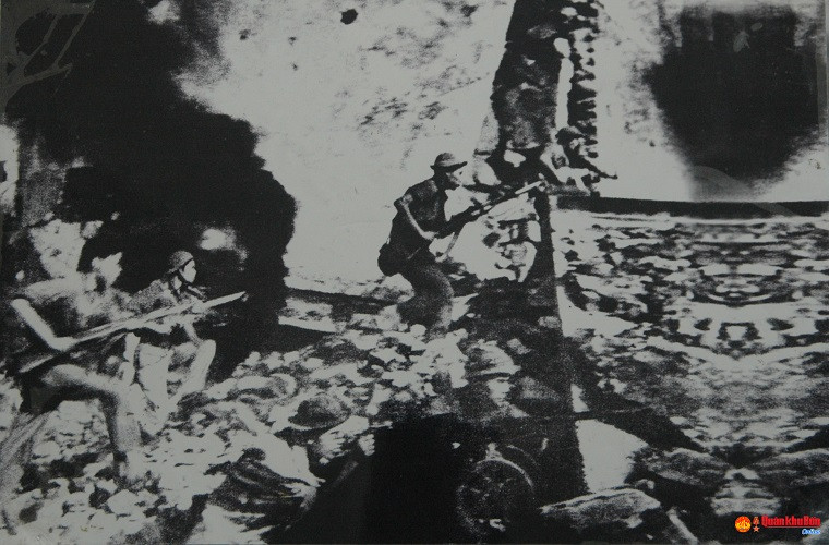 Trước tình hình chiến trường miền Nam Việt Nam đang có những dấu hiệu thuận lợi, tháng 12/1967, Bộ Chính trị họp ra nghị quyết “Chuyển cuộc chiến tranh cách mạng của nhân dân ta ở miền Nam sang một thời kỳ mới, thời kỳ tiến công và nổi dậy giành thắng lợi quyết định” trong dịp Tết Mậu Thân 1968. Nguồn ảnh: Quân khu 4.