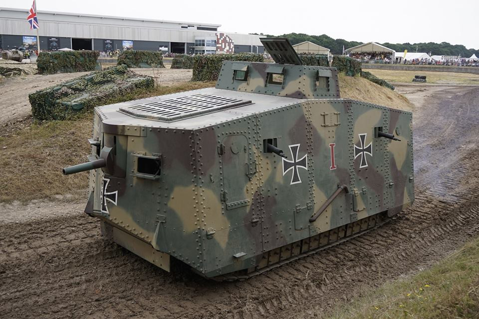 Điểm đặc biệt của The Tank Museum chính là việc một phần các hiện vật của bảo tàng này đều vẫn có thể hoạt động được kể cả những chiếc xe tăng 100 năm tuổi như Mark V có từ thời Chiến tranh Thế giới thứ 1, hay cho tới những chiếc A7V của Đức như trong ảnh. Nguồn ảnh: Vitaly Kuzmin.