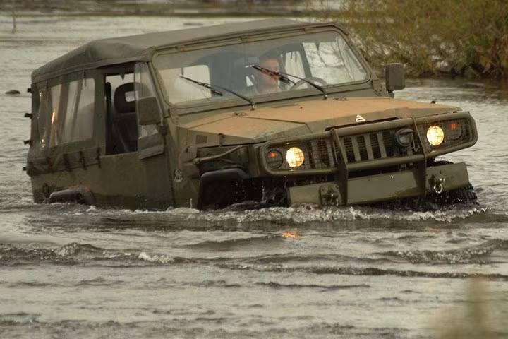 Xe ô tô Marrua lội nước ngập sâu.