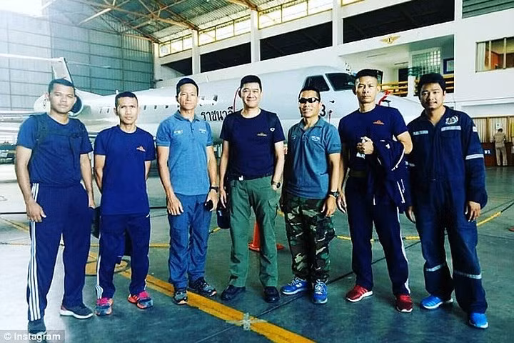 Hình ảnh Kunan bên các đồng đội trong lực lượng SEAL của hải quân Thái Lan.