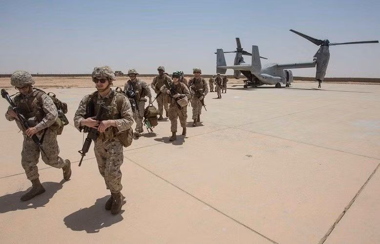 "Chúng ta đã đưa vào tầm ngắm 52 địa điểm của Iran (đại diện cho 52 con tin người Mỹ mà Iran bắt nhiều năm trước, một số địa điểm rất quan trọng đối với Iran và văn hóa Iran. Những địa điểm ấy và bản thân Iran SẼ BỊ TẤN CÔNG RẤT NHANH VÀ MẠNH. Nước Mỹ không muốn có bất cứ mối đe dọa nào nữa", ông Trump nhấn mạnh.