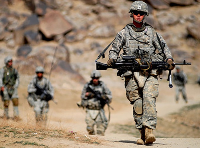 "...hàng trăm người biểu tình Iran. Ông ấy vốn đang tấn công đại sứ quán của chúng ta và đang chuẩn bị tấn công thêm nhiều địa điểm khác. Iran đã là vấn đề trong suốt nhiều năm nay. Hãy coi đây là một LỜI CẢNH BÁO rằng nếu Iran tấn công bất cứ công dân Mỹ, hoặc tài sản nào của Mỹ, thì chúng tôi đã...", ông Trump cáo buộc tướng Qassem Soleimani.