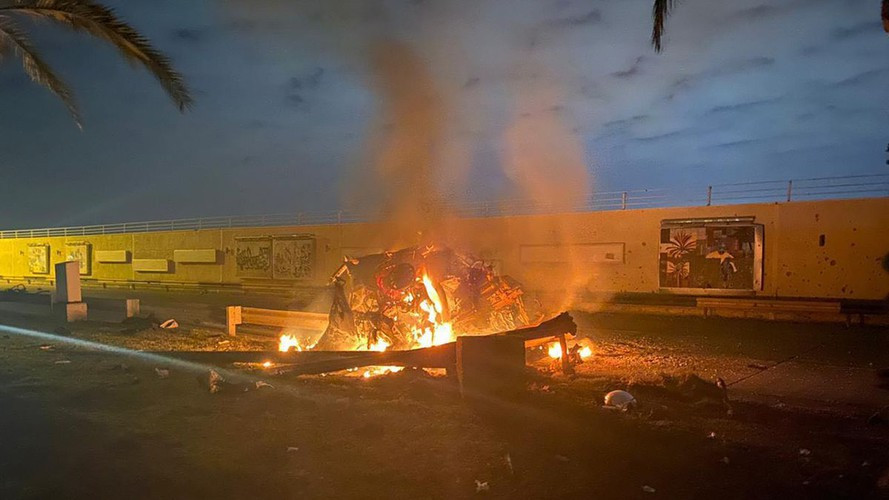 Tướng Iran Qassem Soleimani thiệt mạng trong một vụ không kích của Mỹ nhằm vào đoàn xe của ông tại sân bay Baghdad. Thủ lĩnh phiến quân Iraq Mahdi al-Muhandis được Iran hậu thuẫn cũng thiệt mạng trong một vụ không kích của Washington.