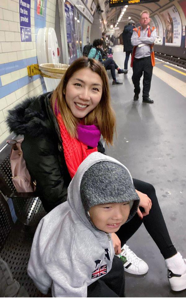 Ngọc Quyên mất một thời gian lâu để cân bằng cuộc sống cho cả hai mẹ con sau ly hôn. Chồng để lại nhà và xe cho hai mẹ con cô. Đồng thời chu cấp 5.000 USD mỗi tháng.