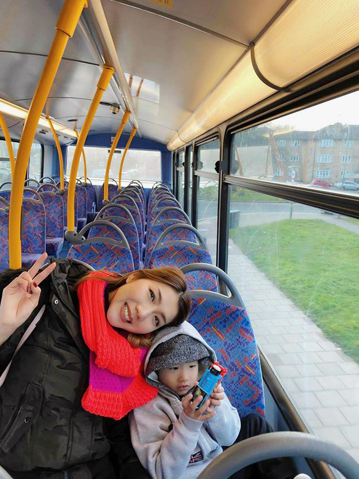 Trong lần xuất ngoại này, bé Jiraiya tỏ ra vui vẻ và vô cùng phấn khích khi được đi cùng mẹ. Bé chạy khắp phi trường trong lúc chờ check in và tò mò khám phá mọi thứ.