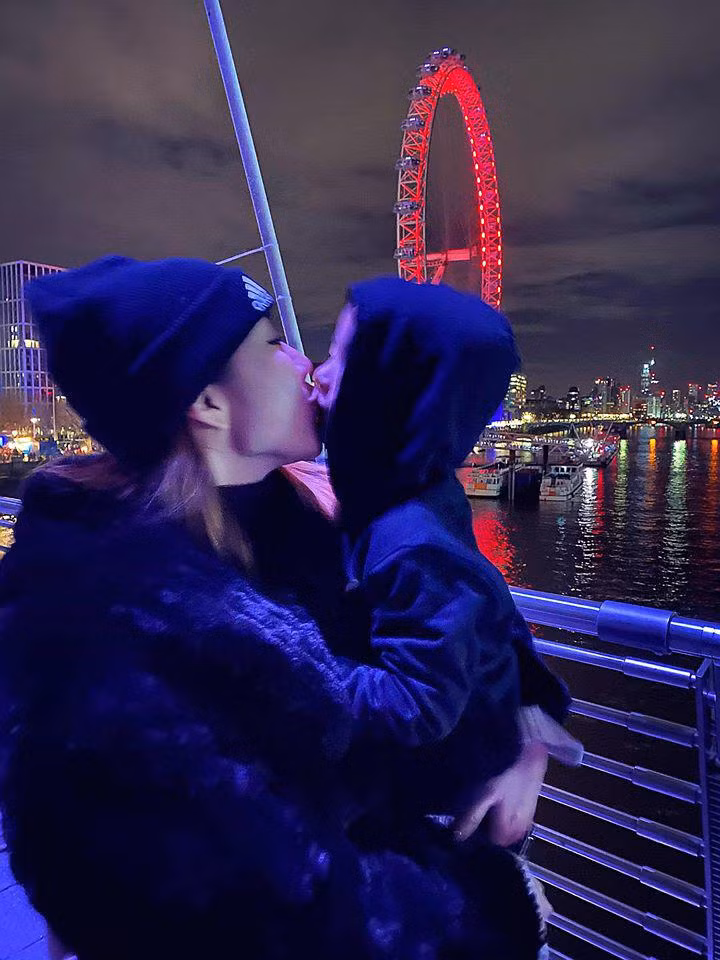 Mới đây, nhân dịp Giáng sinh và năm mới 2020, mẹ con Ngọc Quyên còn có chuyến du lịch London, Anh, khám phá và chụp ảnh kỉ niệm những địa điểm du lịch đẹp nơi đây.