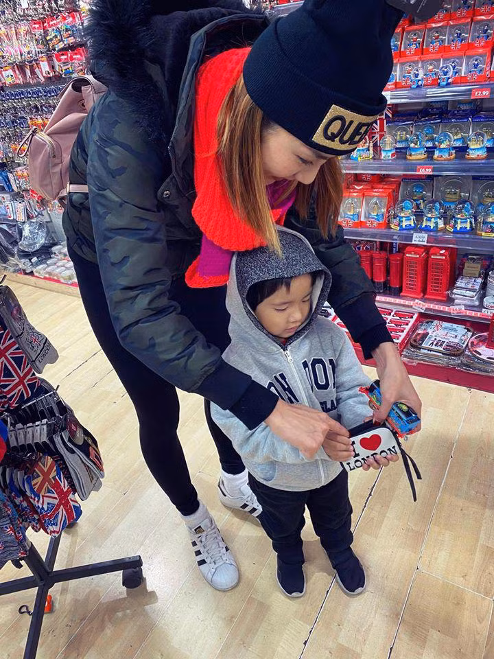 Nữ diễn viên Mỹ nhân kế cũng tiết lộ thêm, chi phí cho chuyến đi được cô dành dụm từ lâu nên hạn chế mua sắm. Cô chú trọng ăn diện thoải mái cho hai mẹ con là được chứ không cần hàng hiệu.