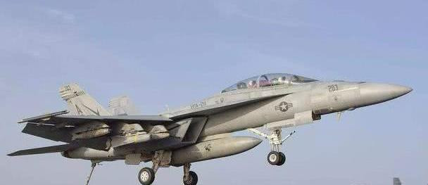 F-14 là máy bay chiến đấu hạng nặng, hai động cơ, góc cánh có thể thay đổi; được phát triển bởi Tập đoàn Grumman của Mỹ. Chương trình phát triển bắt đầu vào năm 1967 và thực hiện chuyến bay đầu tiên vào ngày 21 tháng 12 năm 1970. F-14 chính thức chuyển giao cho Hải quân Mỹ vào năm 1972.