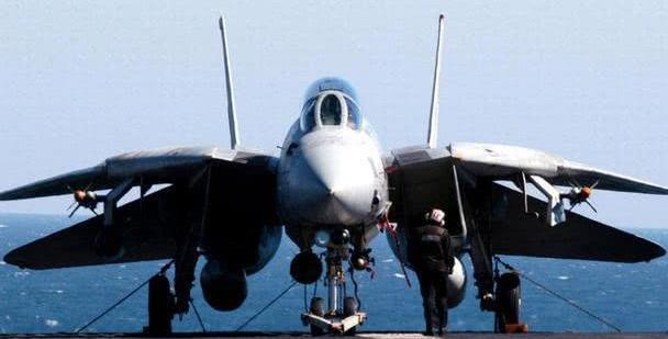 Về hỏa lực, F-14 được trang bị rất mạnh, đặc biệt là 6 tên lửa không đối không tầm xa AIM-54A. Hệ thống điện tử hàng không của máy bay cũng rất tiên tiến, F-14 cũng là máy bay chiến đấu đầu tiên trên thế giới có khả năng theo dõi và tấn công nhiều mục tiêu trong cùng một thời gian.