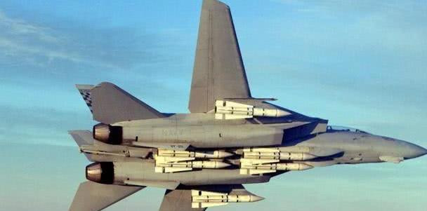 Về hỏa lực, F-14 được trang bị rất mạnh, đặc biệt là 6 tên lửa không đối không tầm xa AIM-54A. Hệ thống điện tử hàng không của máy bay cũng rất tiên tiến, F-14 cũng là máy bay chiến đấu đầu tiên trên thế giới có khả năng theo dõi và tấn công nhiều mục tiêu trong cùng một thời gian.