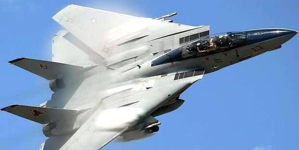 F-14 với cấu trúc cánh quét biến đổi, hệ thống điện tử hàng không và động cơ đều là những thiết kế cải tiến của máy bay chiến đấu thế hệ ba. Tuy nhiên, thành công của F-14 là do trong thiết kế có sử dụng một số lượng lớn hợp kim titan và vật liệu composite làm khung thân máy bay, do vậy hiệu suất chiến đấu tổng thể của F-14 đạt đến cấp độ của máy bay chiến đấu thế hệ bốn.