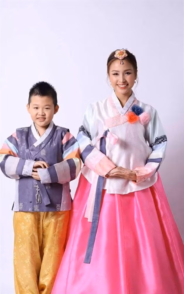 Gần 8 năm sau đổ vỡ hôn nhân, nữ diễn viên - MC vẫn một mình nuôi con trai khôn lớn. Gần đây, Vân Hugo từng úp mở chuyện đã có tình yêu mới nhưng cô không tiết lộ gì thêm.