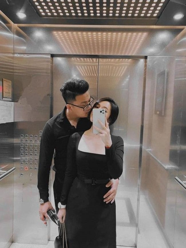 Điều đặc biệt đó là người đẹp dù đã mang thai được vài tháng trước đó và mãi đến ngày đầu năm mới tiết lộ, nhưng vẫn quyết giấu nhẹm ảnh bầu bí. Trang Facebook cá nhân của "phù thủy" vẫn chỉ ngập ảnh sexy, ngọt ngào bên ông xã.