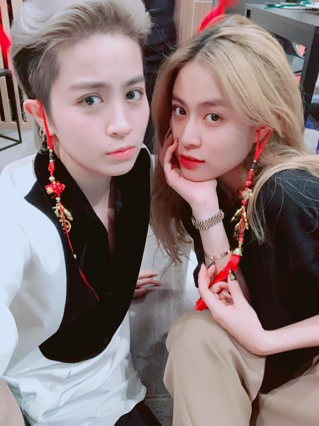 Thời gian gần đây, Hoàng Thùy Linh tiếp tục gây xôn xao dư luận với loạt bằng chứng được cộng đồng mạng cho rằng cô đang hẹn hò đồng giới với nữ ca sĩ Gil Lê. Cả hai thường xuyên bị bắt gặp đi cùng nhau, mặc đồ đôi, đeo nhẫn đôi... làm cho nhiều ý kiến trái chiều liên tục bàn luận về thực hư mối quan hệ này.