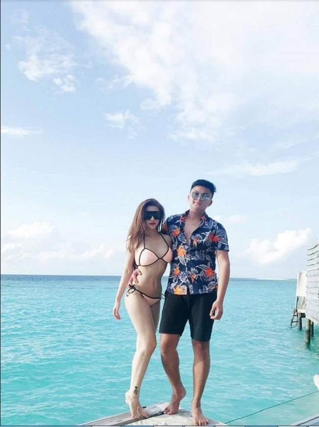 Trên trang cá nhân, người đẹp thường xuyên cập nhật hình ảnh đi du lịch cùng chồng, được ông xã hết mực chiều chuộng.