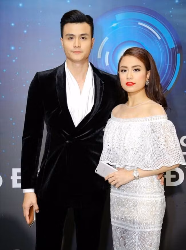 Chuyện tình cảm đẹp của cặp đôi từng được nhiều người hy vọng sẽ đi đến hôn nhân. Tuy nhiên, đến tháng 10/2018, nhiều động thái từ cả hai làm dấy lên tin đồn đã đường ai nấy đi. Đỉnh điểm chính là hành động Vĩnh Thụy đăng ảnh thân thiết bên cô gái lạ, nói lời nhớ thương. Mối quan hệ của cặp đôi kết thúc trong im lặng đã để lại sự tiếc nuối với khán giả.