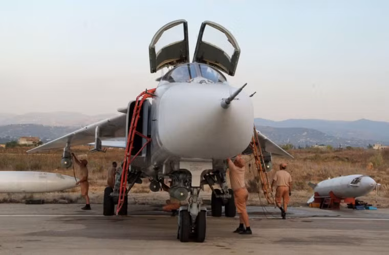 Có thể nói, chiến dịch không kích phiến quân IS là lần ra quân quy mô nhất, trang bị nhiều “hàng khủng” nhất của Quân đội Nga trong thế kỷ 21. Không chỉ Su-25SM (biến thể tối tân nhất của Su-25) mà ngay với chiến đấu cơ Su-24, nước Nga cũng triển khai loại Su-24M2 cũng thuộc dạng hiện đại nhất của dòng máy bay này.