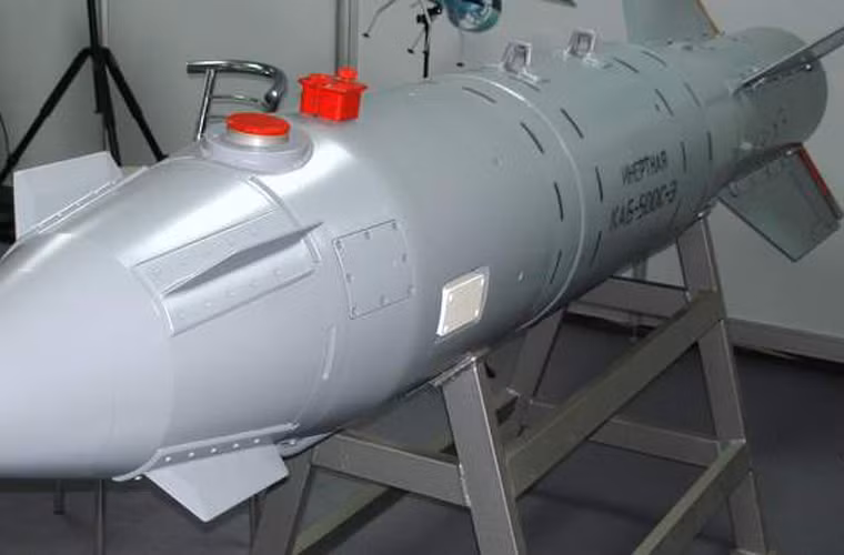 Đặc biệt, Su-24M2 cũng có khả năng mang bom dẫn đường vệ tinh KAB-500S sử dụng hệ định vị toàn cầu GPS hoặc GLONASS đem lại khả năng tấn công chính xác mục tiêu tuyệt vời.