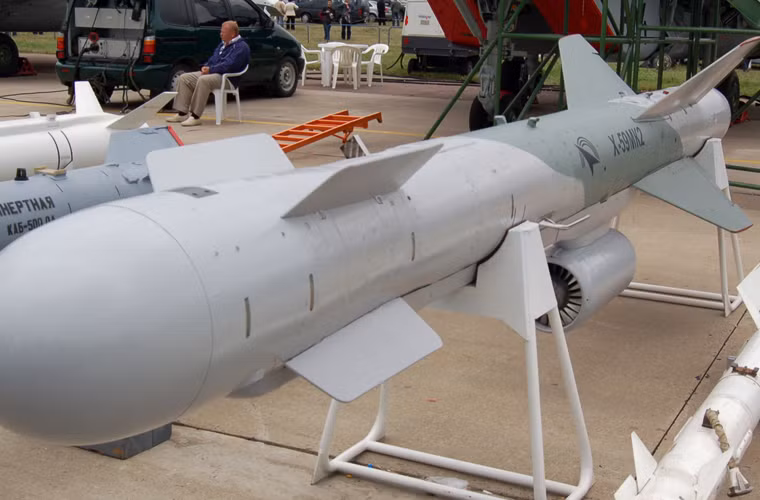 Tương tự, Su-24M2 chỉ có thể mang hai đạn tên lửa hành trình chống hạm Kh-59MK đạt tầm phóng 285km với động cơ tuốc bin phản lực cánh quạt đẩy mới và đầu tự dẫn radar chủ động ARGS-59.