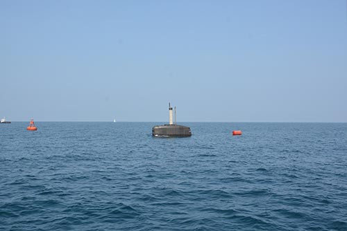 Chiếc tàu ngầm lớp Scorpene đang lặn rất chậm rãi. Theo thiết kế của DCNS, lớp tàu này có thể lặn sâu tối đa 350m.