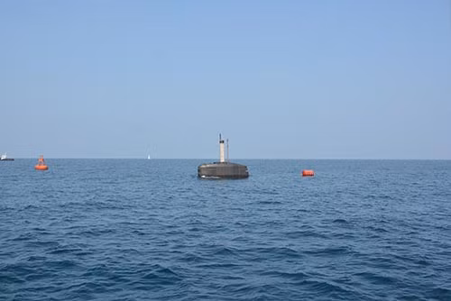 Chiếc tàu ngầm lớp Scorpene đang lặn rất chậm rãi. Theo thiết kế của DCNS, lớp tàu này có thể lặn sâu tối đa 350m.