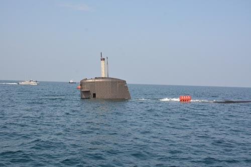 Cuộc lặn có sự tham gia của các chuyên gia đến từ hãng đóng tàu Pháp DCNS, công ty đóng tàu DNC của Malaysia. Ngoài ra, còn có sự hỗ trợ lực lượng tuần duyên vùng 2 gồm các tàu cao tốc CB90, đội thợ lặn, đội y tế, cơ quan thực thi pháp luật hàng hải, lực lượng tuần duyên...