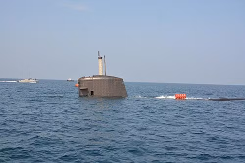 Cuộc lặn có sự tham gia của các chuyên gia đến từ hãng đóng tàu Pháp DCNS, công ty đóng tàu DNC của Malaysia. Ngoài ra, còn có sự hỗ trợ lực lượng tuần duyên vùng 2 gồm các tàu cao tốc CB90, đội thợ lặn, đội y tế, cơ quan thực thi pháp luật hàng hải, lực lượng tuần duyên...