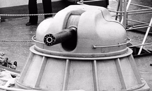 Dù là tàu do thám trinh sát nhưng trong hoạt động quân sự thì các tàu này vẫn được trang bị thêm hỏa lực phòng thủ hạng nhẹ gồm hai bệ pháo phòng không AK-630 và tên lửa Igla.