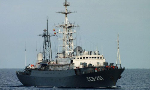 Ngoài hệ thống trinh sát điện tử, lớp tàu này còn có một loạt hệ thống phao âm, định vị thủy âm trên thân nhằm phát hiện các loại tàu ngầm.