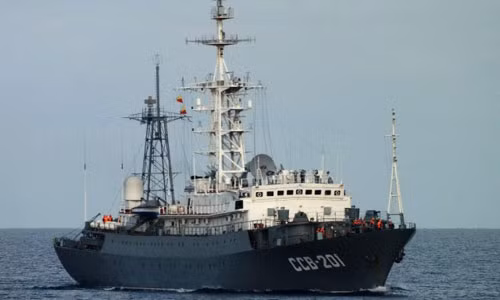 Ngoài hệ thống trinh sát điện tử, lớp tàu này còn có một loạt hệ thống phao âm, định vị thủy âm trên thân nhằm phát hiện các loại tàu ngầm.