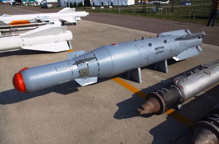 KAB-1500-Kr (trọng lượng 1,52 tấn, chứa thuốc nổ 440kg) thiết kế để hủy diệt các mục tiêu như công trình kiên cố, cơ sở công nghiệp quân sự, kho đạn dược (hàng hóa) và các cảng biển...