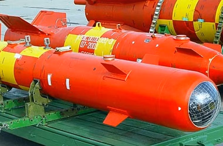 Theo mạng Sputnik News, cho tới thời điểm này thì Không quân Nga được cho là đã sử dụng các loại bom thông minh gồm: KAB-500Kr, KAB-1500Kr, KAB-500-OD và KAB-500S-E. Trong đó KAB-500Kr (trọng lượng 520kg, phần thuốc nổ là 100kg) thiết kế để phá hủy các mục tiêu "cứng" cỡ nhỏ trên mặt đất, mặt nước như cầu cống, đường giao thông, đường băng, các cơ sở công nghiệp, tàu vận tải