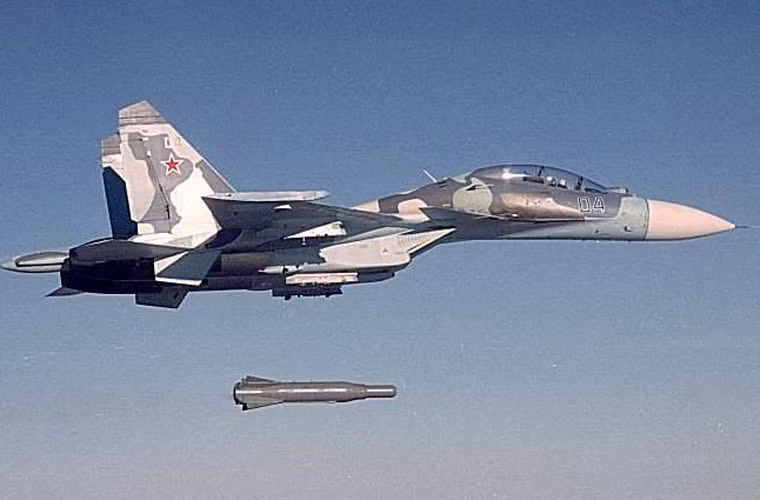 Các kiểu bom thông minh KAB-500/1500Kr, KAB-500-OD được trang bị đầu tự dẫn truyền hình với thuật toán tương quan xử lý thông tin về mục tiêu có khả năng “nhớ” vị trí mục tiêu và điều khỉnh đường bay của bom để đánh trúng mục tiêu, tức là áp dụng nguyên lý “thả-quên”. Các đầu tự dẫn này cho phép tiêu diệt các mục tiêu có độ tương phản yếu và được ngụy trang khi có vật chuẩn trên địa hình và các tọa độ mục tiêu so với các vật chuẩn này. Máy bay mang thả ở độ cao 0,5-5km với KAB-500Kr, KAB-500-OD và 1-8km với KAB-1500Kr, tốc độ máy bay khi thả là 500-1.100km/h.