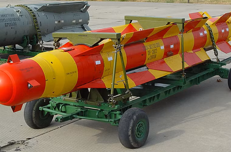 Hoặc bom lượn thông minh UPAB-500 có tầm phóng đến 70km nếu được thả ở độ cao 10km, trang bị kiểu dẫn đường truyền hình.