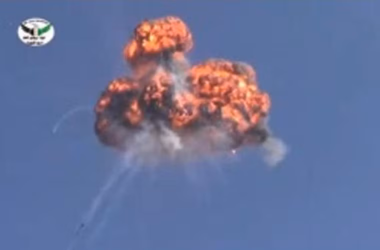 Nếu máy bay chiến đấu Nga sử dụng bom thông thường và rocket để không kích phiến quân IS thì họ luôn có lý do để lo ngại tên lửa vác vai của IS do phải hạ thấp độ cao. Trong khi nếu dùng vũ khí thông minh thì sẽ an toàn hơn khi có thể bắn vũ khí từ ngoài tầm phòng không. Ảnh: Máy bay Không quân Syria trúng tên lửa vác vai.