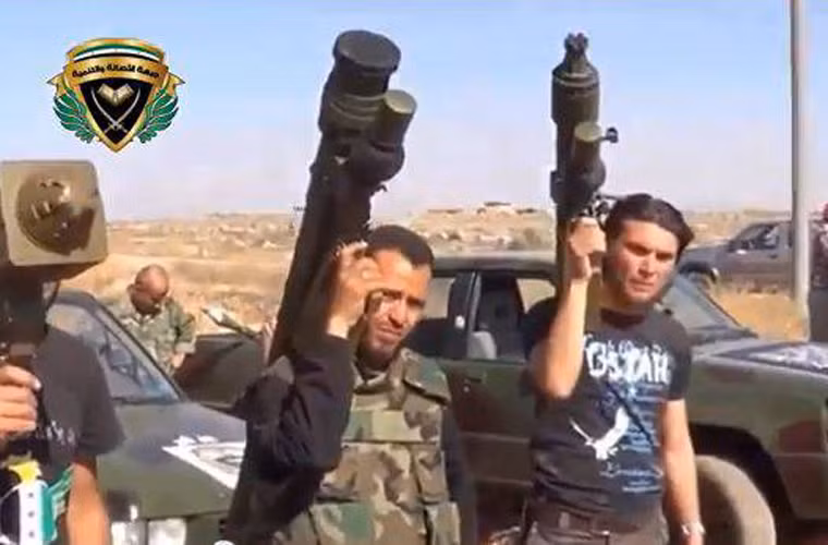 Đầu tiên là tên lửa vác vai – loại vũ khí phòng không tối tân nhất của lực lượng phiến quân IS và quân nổi dậy ở Syria hiện nay. Dù rằng, các lực lượng này còn thu giữ được không ít các tổ hợp tên lửa phòng không tầm trung – xa như SA-2, SA-3, SA-6 nhưng hầu như chúng không đủ khả năng sử dụng (vận hành tổ hợp tên lửa là vô cùng phức tạp, không chỉ đơn giản là nhấn nút bắn). Và tên lửa vác vai trở thành vũ khí phòng không “xương sống” phiến quân IS hiện nay.