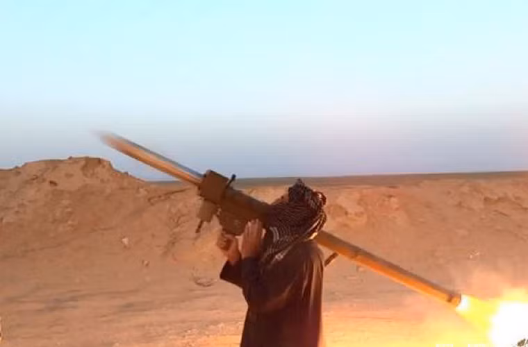 Ảnh chiến binh IS phóng quả đạn tên lửa vác vai FN-6 – vũ khí phòng không cá nhân do Trung Quốc sản xuất. FN-6 là tên lửa phòng không vác vai thế hệ 3 được trang bị đầu tự dẫn hồng ngoại kỹ thuật số với khả năng đối phó hiệu quả với biện pháp gây nhiễu hồng ngoại, pháo sáng, mỗi bẫy…