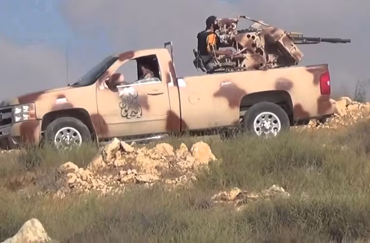 Trong ảnh là bệ pháo phòng không hai nòng ZU-23-2 cỡ 23mm đặt trên khung gầm xe bán tải. Loại pháo này đạt tốc độ bắn lí thuyết 2.000 phát/phút (thực tế thì chỉ đạt 400 phát/phút), tầm bắn hiệu quả 2,5km.