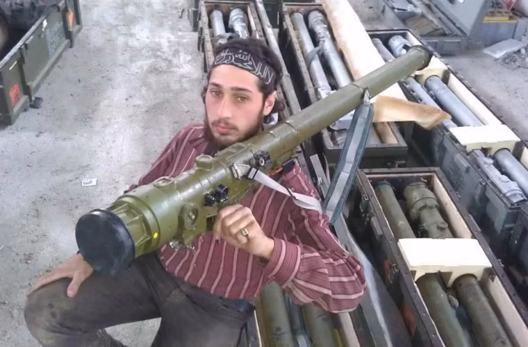 Một số hình ảnh được công bố trong những năm qua cho thấy, phiến quân IS và quân nổi dậy Syria sở hữu 4-5 tổ hợp tên lửa vác vai gồm: 9K32 Strela-2 (hay còn gọi là SA-7); 9K38 Igla; FN-6 và cả Stinger. Trong ảnh là chiến binh quân nổi dậy ở Syria vác trên vai tên lửa phòng không 9K38 Igla (do Nga sản xuất) đạt tầm phóng khoảng 5,2km, độ cao hạ mục tiêu 3,5km, có khả năng đối phó các biện pháp gây nhiễu bằng pháo sáng.