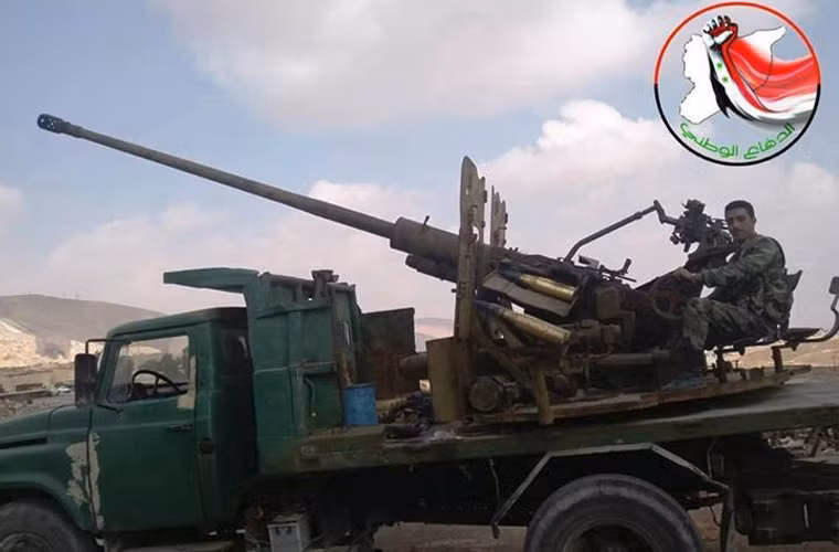 Trong ảnh là pháo phòng không tự động AZP S-60 cỡ nòng 57mm đã được phiến quân cải tiến lắp lên khung gầm xe vận tải để cơ động dễ hơn. AZP S-60 có thể bắn tốc độ 70 phát/phút, tầm bắn 4-6km. Ngoài phòng không, phiến quân IS và quân nổi dậy ở Syria còn dùng S-60 để bắn phá các công sự của quân chính phủ.